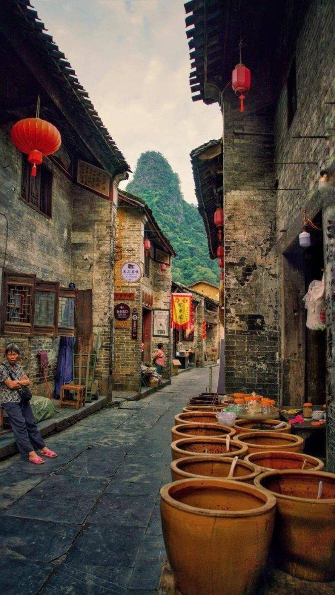 2摊贩吵架连筐互扔草莓撒一地